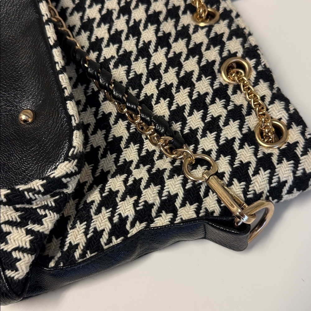 Black and White fabric handbag with gold chain - Picture 8 of 12